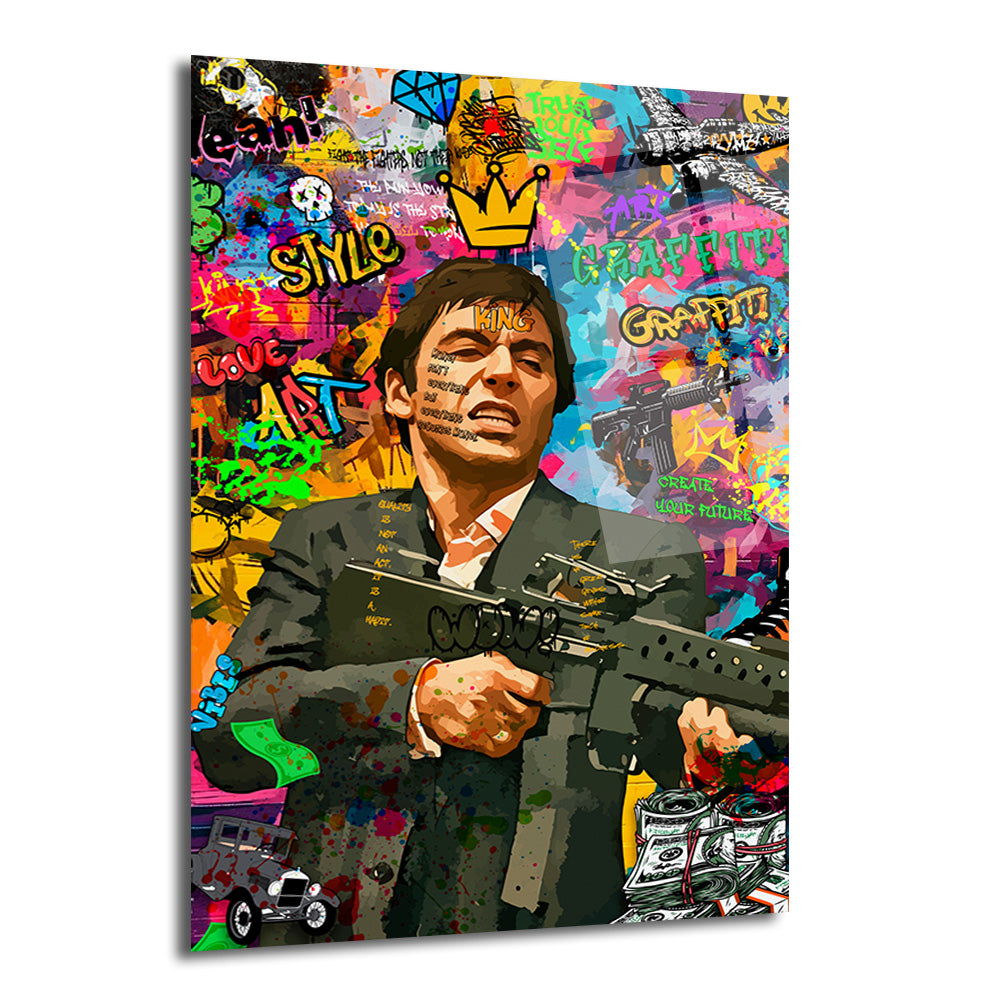 Canlı graffiti arka planında elinde otomatik tüfekle Tony Montana (Scarface) karakterinin pop-art tarzı portresi, çevresinde para desteleri, kral tacı ve sokak sanatı yazılarıyla dolu, renkli ve dinamik bir cam tablo.