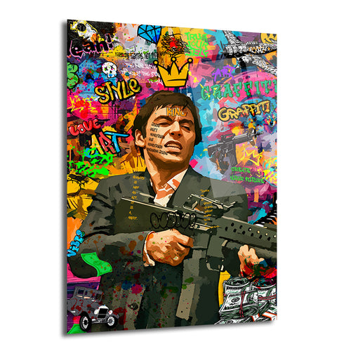 Canlı graffiti arka planında elinde otomatik tüfekle Tony Montana (Scarface) karakterinin pop-art tarzı portresi, çevresinde para desteleri, kral tacı ve sokak sanatı yazılarıyla dolu, renkli ve dinamik bir cam tablo.