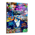 Graffiti ve sokak sanatı tarzında, şapkalı takım elbiseli karizmatik bir adamın (Tommy Shelby'yi andıran) renkli portresi. Arka planda para yığınları, dolar işaretleri, bir kurt ve kral tacı gibi semboller ile canlı boya sıçramaları ve graffiti yazıları bulunuyor. Resimde "KING" ve "MAKE MONEY" gibi ifadeler dikkat çekiyor.