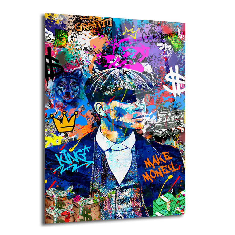 Graffiti ve sokak sanatı tarzında, şapkalı takım elbiseli karizmatik bir adamın (Tommy Shelby'yi andıran) renkli portresi. Arka planda para yığınları, dolar işaretleri, bir kurt ve kral tacı gibi semboller ile canlı boya sıçramaları ve graffiti yazıları bulunuyor. Resimde "KING" ve "MAKE MONEY" gibi ifadeler dikkat çekiyor.