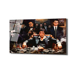 Ortada Tony Montana'nın lüks koltukta oturduğu, etrafında dolar banknotları, puro dumanı ve Al Pacino, Marlon Brando, Leonardo DiCaprio ve Joker gibi film ikonlarının bulunduğu koyu tonlarda bir cam tablo.