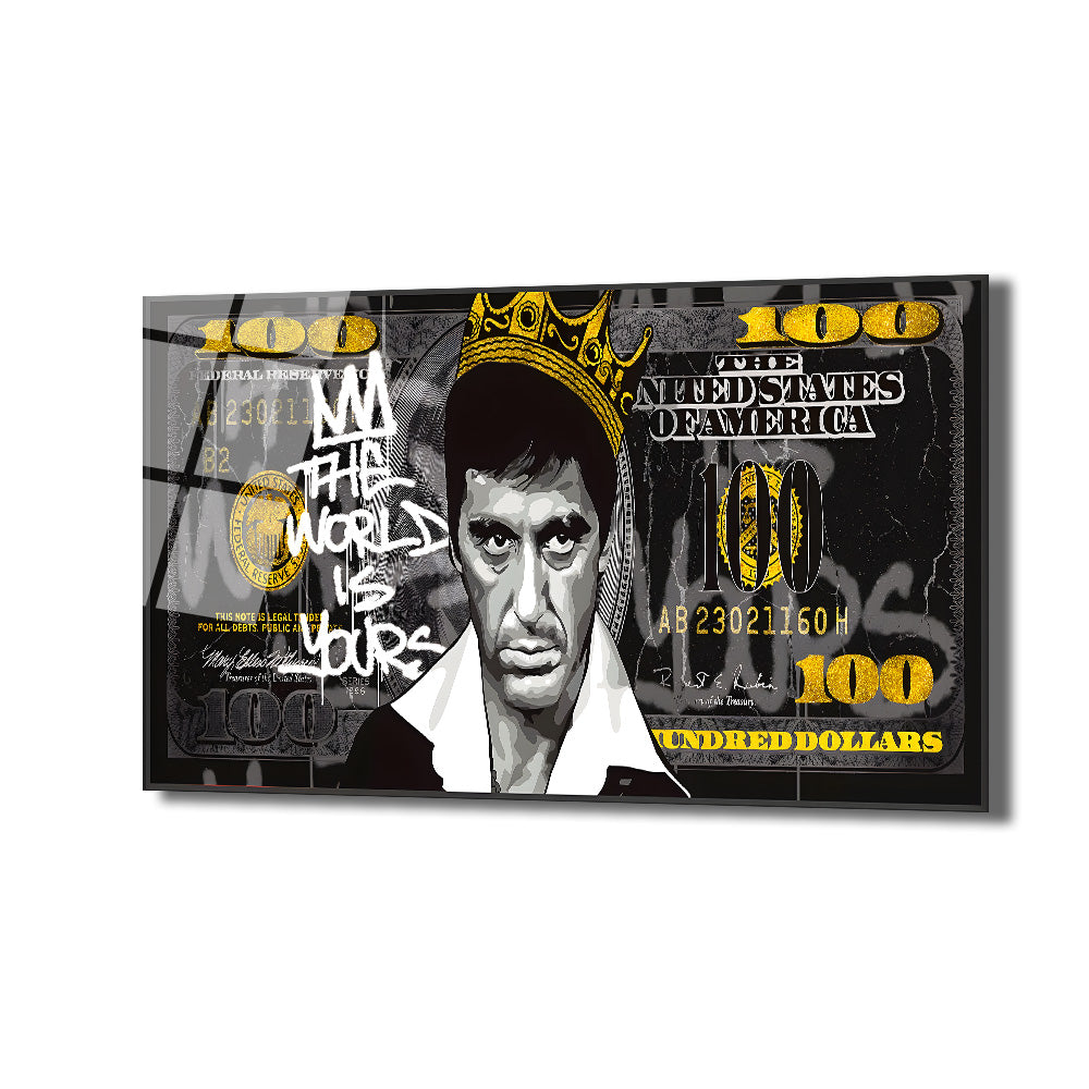 Siyah ve altın renklerde, üzerinde taç takmış Al Pacino'nun (Tony Montana) ve "The World Is Yours" yazısının bulunduğu, 100 dolarlık banknot temalı modern cam tablo.