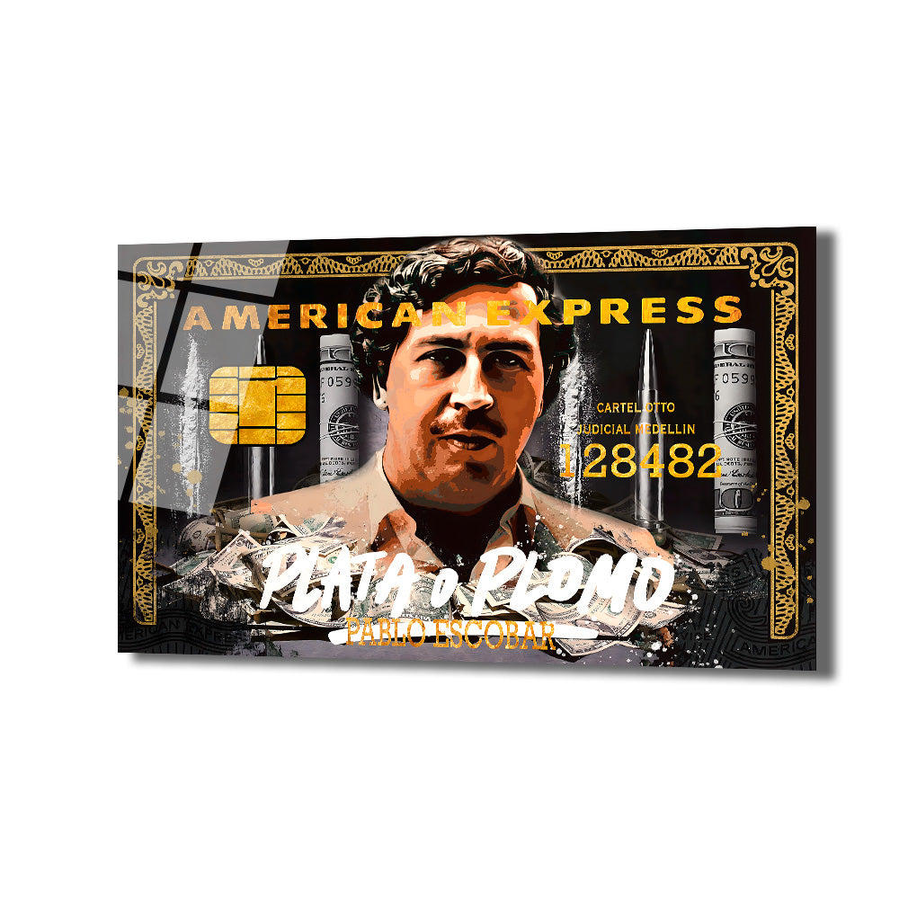 Siyah zemin üzerinde altın detaylarla tasarlanmış, Pablo Escobar'ın portresi ve 'Plata o Plomo' yazısının bulunduğu, Amerikan Express kartına benzeyen modern bir cam tablo.