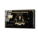 Siyah ve altın renklerde, American Express kredi kartı tasarımında bir cam tablo. Üzerinde 'Hustle Edition' yazısı ve 'Para Avcısı' filminden Jordan Belfort'un (Leonardo DiCaprio) orta parmaklarını gösterdiği karikatürize edilmiş bir çizimi bulunuyor. Altın rengi boya sıçramaları ve 'Fuck All Haters' sloganı ile asi ve lüks bir hava taşıyor.