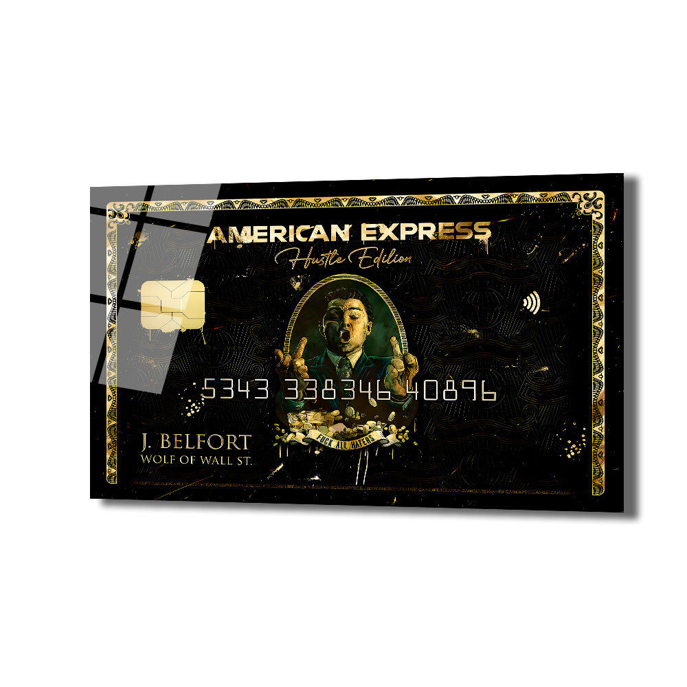 Siyah ve altın renklerde lüks bir Amerikan Express kredi kartı tasviri, ortasında Jordan Belfort'un asi bir ifadeyle parmak işareti yaptığı karikatürize edilmiş bir portresi ve 'Wolf of Wall St.' yazısı bulunuyor. Kartın üzerinde 'Hustle Edition' ve düşen paralar detayları var.