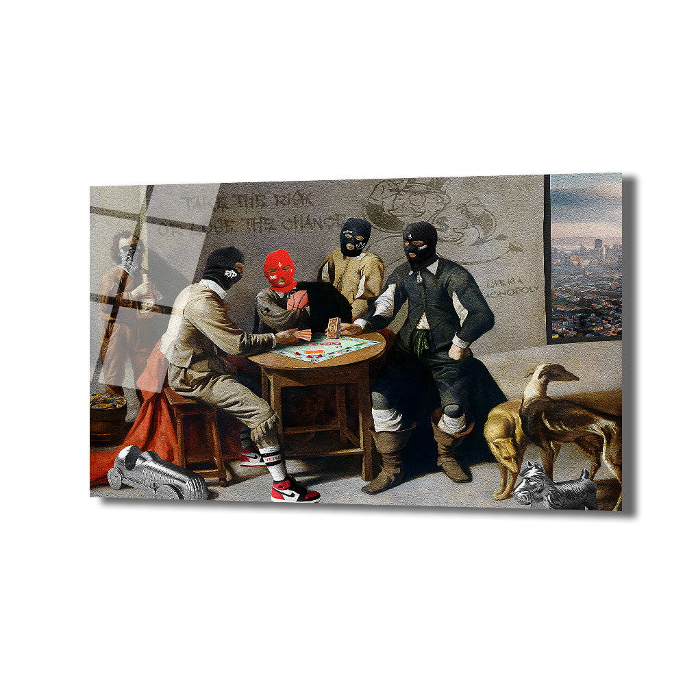Siyah ve kırmızı balaklava takan, klasik giyimli figürlerin Monopoly oynadığı, arka planda şehir silüeti ve 'TAKE THE RISK OR LOSE THE CHANCE' yazısının bulunduğu modern sokak sanatı tarzında bir cam tablo.