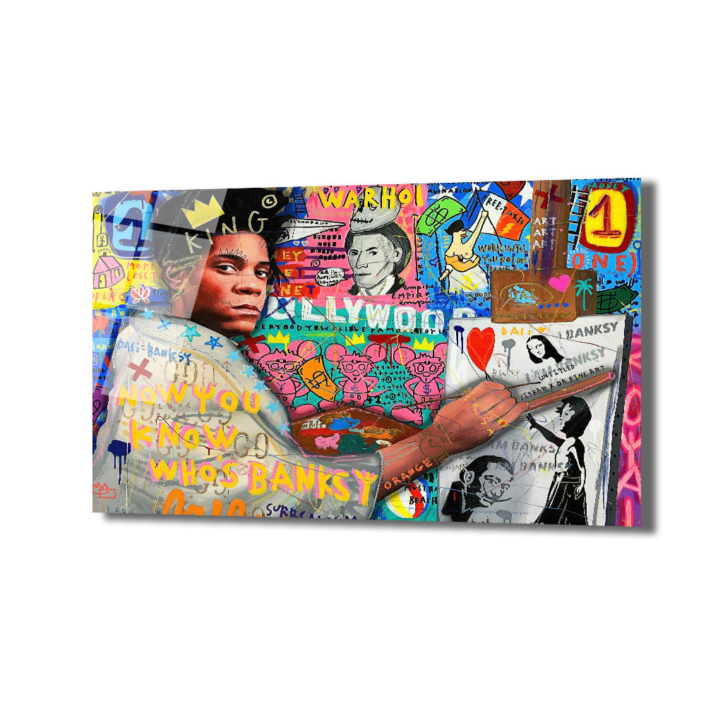 Canlı renklerde, Basquiat'ın taçlı portresini ve Banksy tarzı grafiti öğelerini içeren, pop art ve sokak sanatı esintili modern bir cam tablo. Arka planda Warhol yazıları, Hollywood tabelası ve çeşitli sanatsal detaylar yer alıyor.