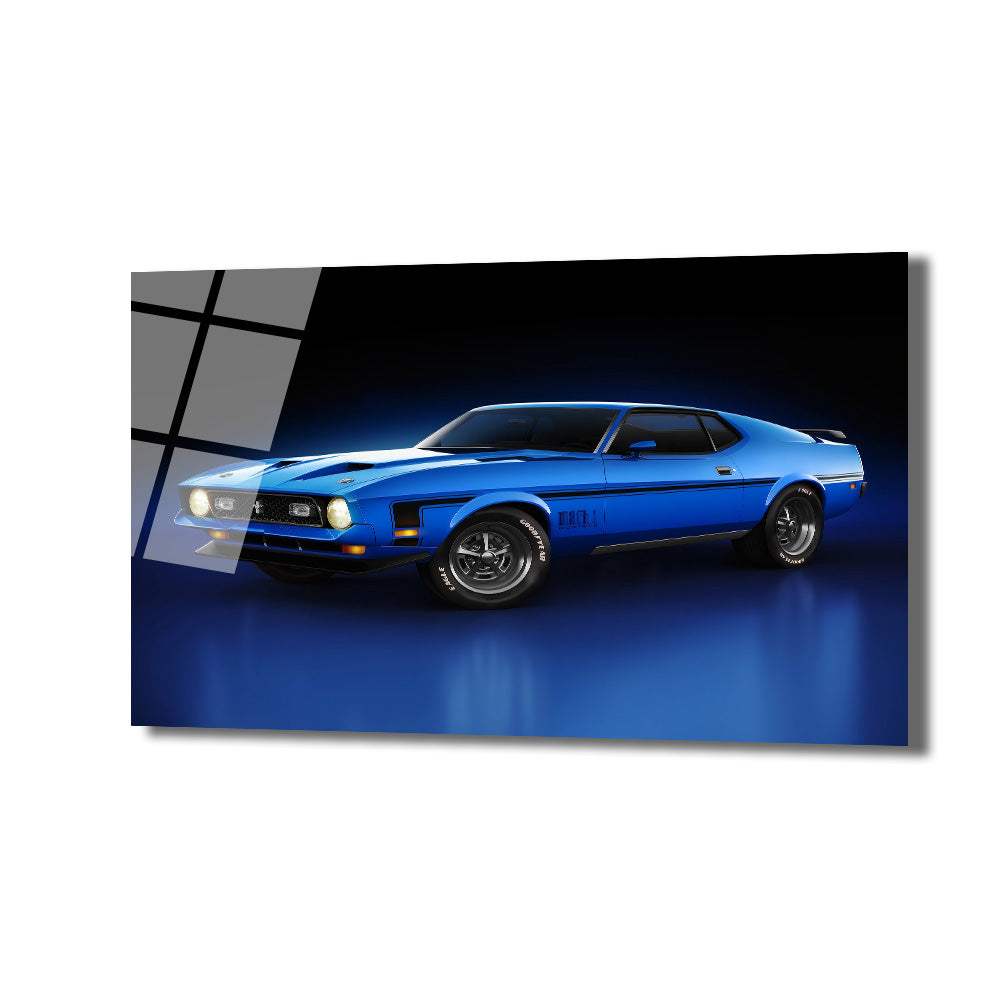 Koyu mavi ve siyah degrade arka plan önünde, parlak mavi renkte, klasik bir Ford Mustang Mach 1 spor araba ön sol çaprazdan çekilmiş cam tablo. Arabanın farları hafifçe yanıyor ve yansımalarla derinlik katıyor.