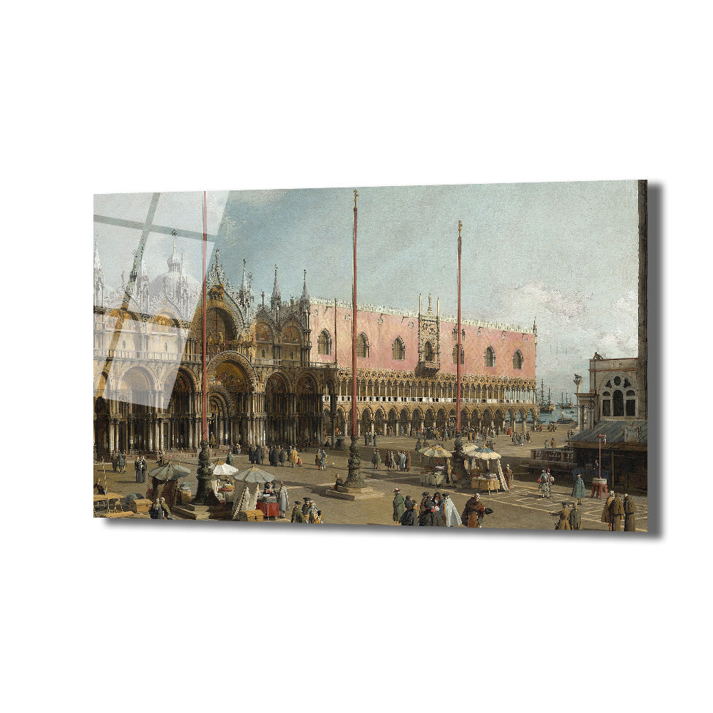 Venedik'teki San Marco Meydanı'nı gösteren tarihi bir tablo. Meydanda Dükler Sarayı, San Marco Bazilikası, hareketli insan kalabalığı, pazar tezgahları ve uzakta tekneler görülüyor. Pastel pembe, altın ve gök mavisi tonları hakim.