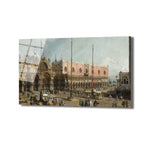 Venedik'teki San Marco Meydanı'nı gösteren tarihi bir tablo. Meydanda Dükler Sarayı, San Marco Bazilikası, hareketli insan kalabalığı, pazar tezgahları ve uzakta tekneler görülüyor. Pastel pembe, altın ve gök mavisi tonları hakim.