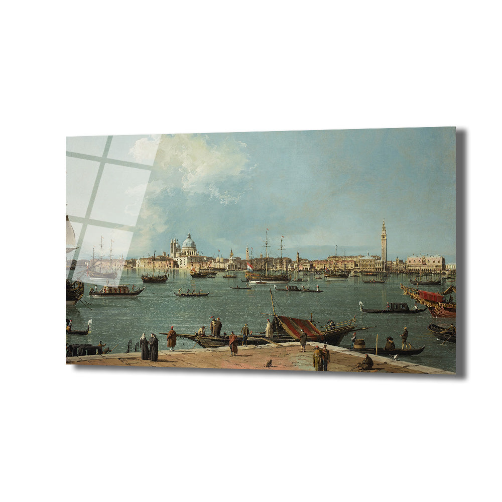 Canaletto tarzı Venedik'in kalabalık limanını gösteren klasik bir tablo. Tabloda, su üzerinde yüzen birçok tekne ve gondol, iskelede duran insanlar ve arka planda tarihi Venedik binaları ile kubbeli bir kilise ve çan kulesi bulunmaktadır. Gökyüzü açık mavi ve hafif bulutludur.