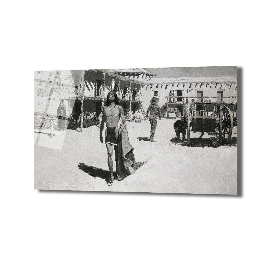 Monokrom tonlarda, eski bir köy veya kasaba meydanında yürüyen bir adamı ve arka planda tarihi binaları, diğer insanları ve bir at arabasını gösteren sanatsal bir tablo.