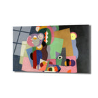 Canlı ve pastel renklerde, geometrik şekillerle dolu modern soyut bir sanat eseri. Pembe, yeşil, mavi, sarı, mor ve kahverengi tonlarının hakim olduğu, karmaşık ve dinamik bir kompozisyona sahip cam tablo.