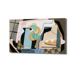 Pastel tonlarda, geometrik şekillerle oluşturulmuş soyut bir natürmort cam tablo. Mavi bir sürahi, sarı ve yeşil meyveler ile bej bir tabakta duran objelerin yer aldığı modern sanat eseri.