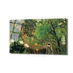 Henri Rousseau tarzında, yemyeşil bir orman sahnesini betimleyen, portakal ağaçlarında maymunların ve beyaz egzotik çiçeklerin bulunduğu bir cam tablo.