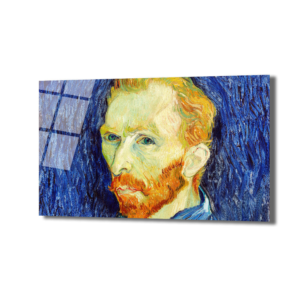 Vincent van Gogh'un yoğun bakışlı, sakallı ve sarı saçlı otoportresi, koyu mavi, fırça darbeleri belirgin bir arka plan önünde, cam tablo üzerinde parlak ve canlı renklerle betimlenmiştir.