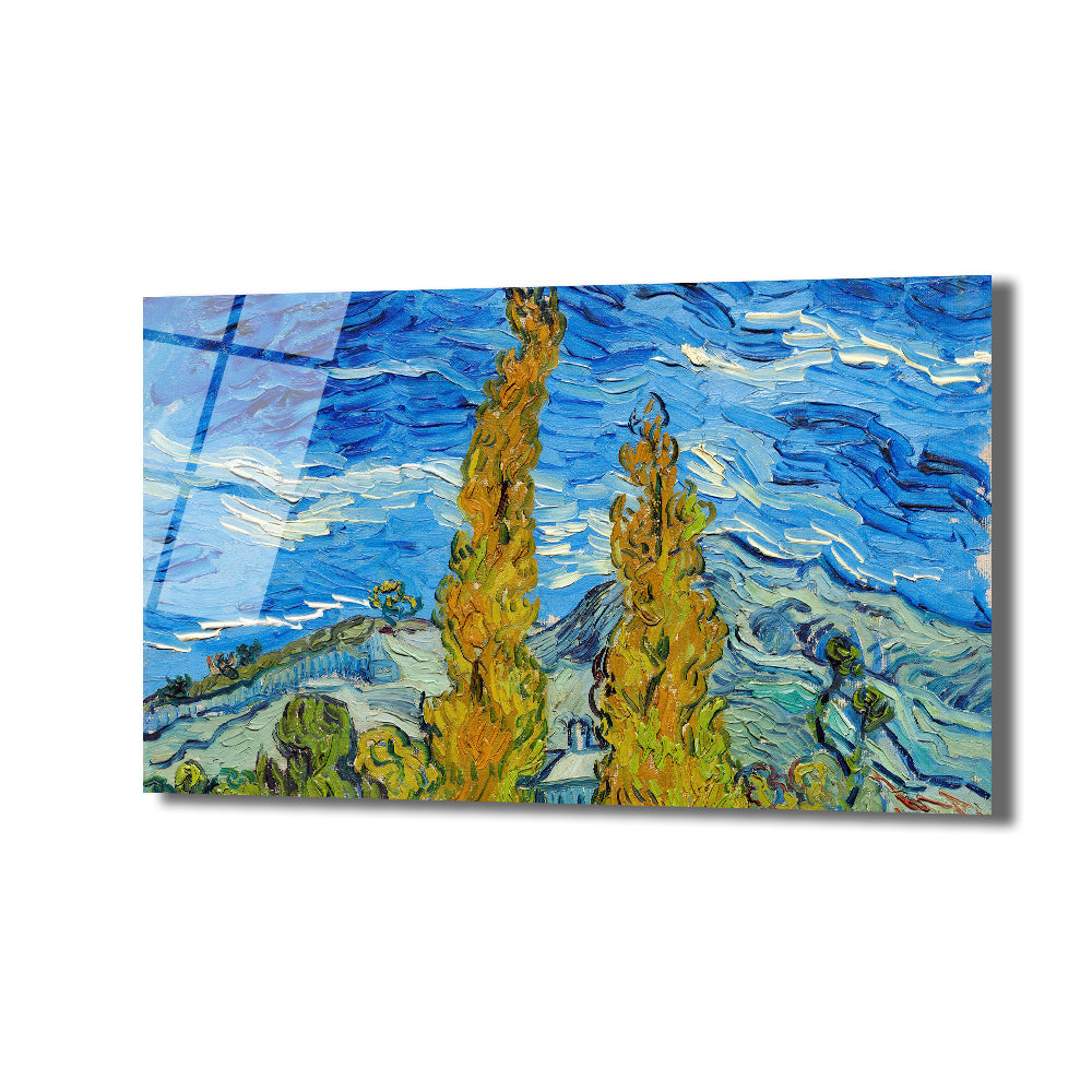 Van Gogh tarzı, canlı mavi gökyüzü altında iki uzun, sarı selvi ağacının ve tepelik yeşil arazinin resmedildiği, kalın fırça darbelerine sahip cam tablo.