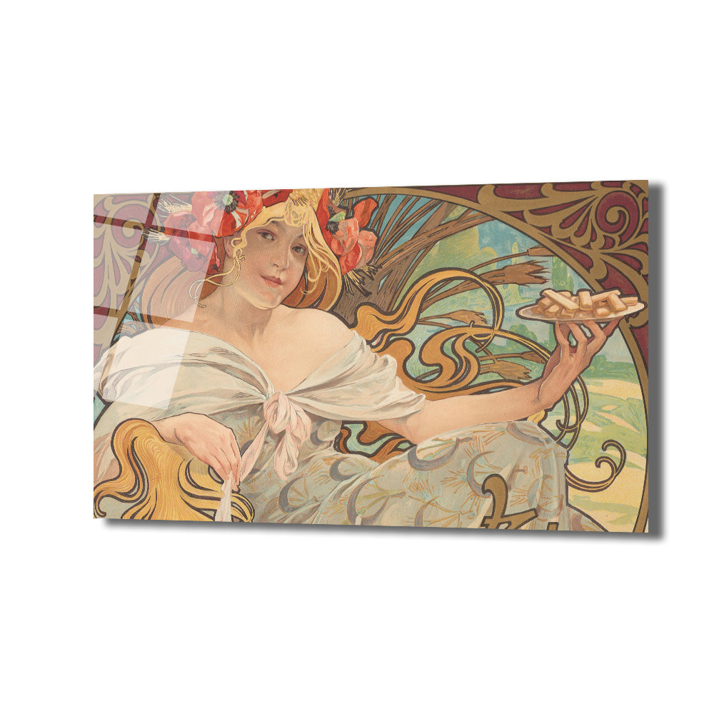 Art Nouveau tarzında, çiçekli saç bandı ve zarif beyaz elbisesiyle oturan, elinde bir tabak yiyecek tutan sarı saçlı bir kadın figürü içeren cam tablo. Arka planda kıvrımlı desenler ve doğal motifler yer almaktadır.