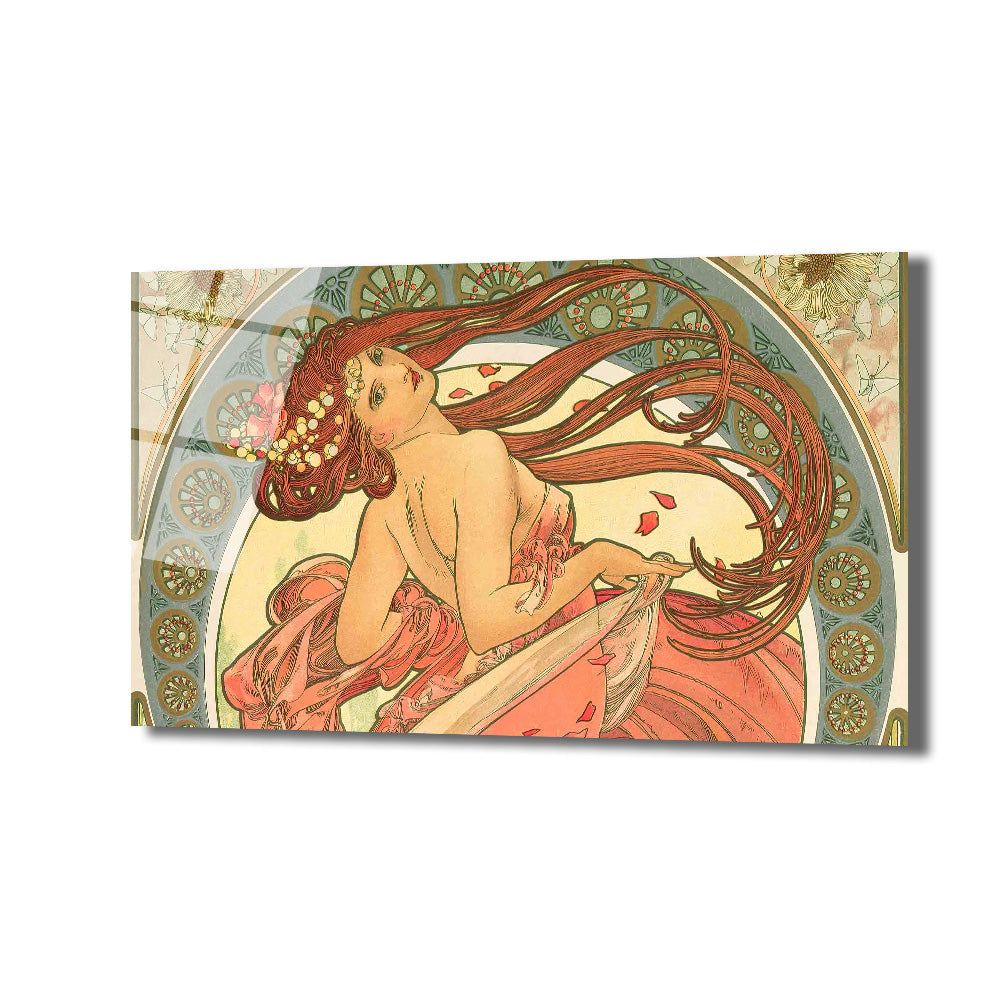 Art Nouveau stilinde, uzun kızıl saçları uçuşan, pembe ve altın tonlarında elbiseli, zarif bir kadının dairesel, çiçek motifli süslemelerle çevrili, sarı ve yeşil detaylı bir arka plan önünde resmedildiği dekoratif cam tablo.