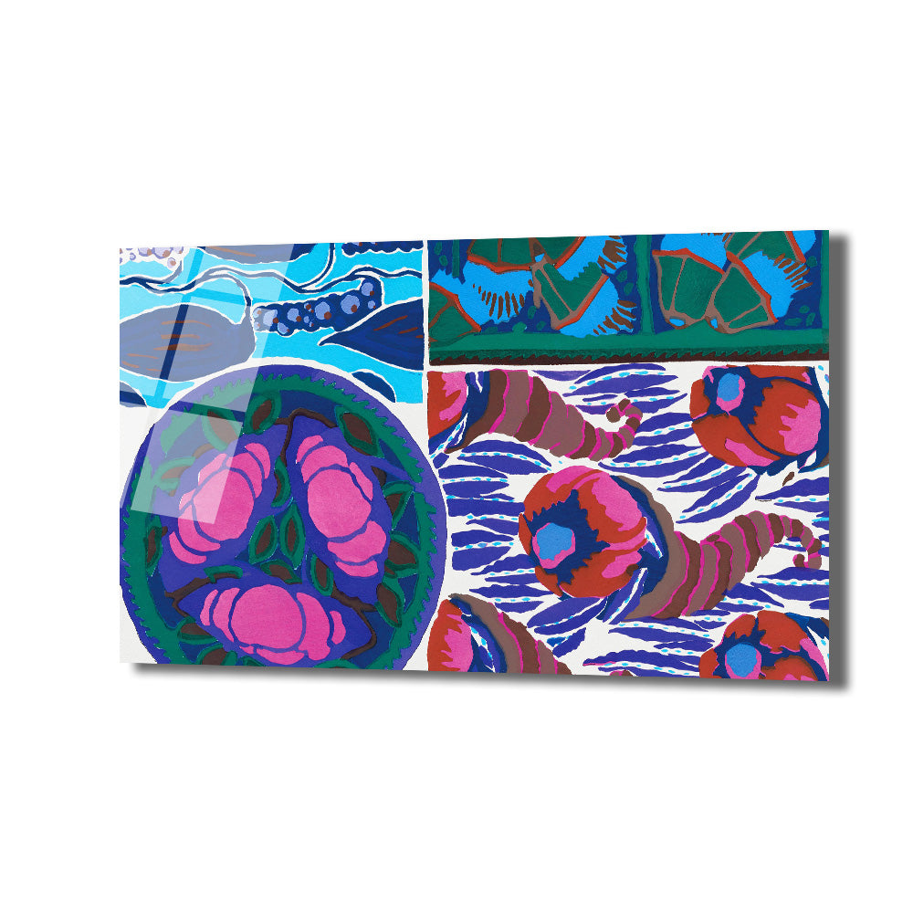 Canlı mavi, pembe, mor ve yeşil tonlarında, soyut ve dinamik desenlerle dolu, kolaj tarzı modern bir cam tablo. Sol üst kısımda dalgalı mavi ve gri tonlarında akışkan formlar, sol alt kısımda büyük mor bir zemin üzerinde pembe tonlarda stilize çiçek veya rozet benzeri şekiller, sağ kısımda ise beyaz zemin üzerinde mor, kahverengi ve kırmızı-mavi detaylarla kavisli, organik formlar ve yuvarlak motifler içeren enerjik bir kompozisyon.