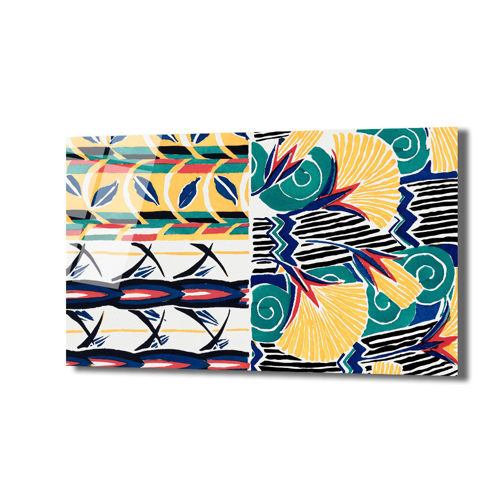 Canlı sarı, turkuaz, lacivert ve kırmızı tonlarında, sağda organik fan ve spiral desenleri, solda geometrik çizgi ve yaprak motiflerini birleştiren modern soyut cam tablo.