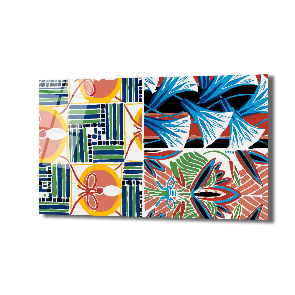 Canlı renklerde, soyut geometrik ve botanik desenlerin birleştiği, modern sanatsal bir cam tablo. Sol tarafta sarı, turuncu, yeşil ve mavi tonlarında kutucuklu ve dairesel desenler, sağ tarafta ise mavi, kırmızı, yeşil ve siyah tonlarında stilize edilmiş çiçek ve yaprak motifleri yer alıyor.