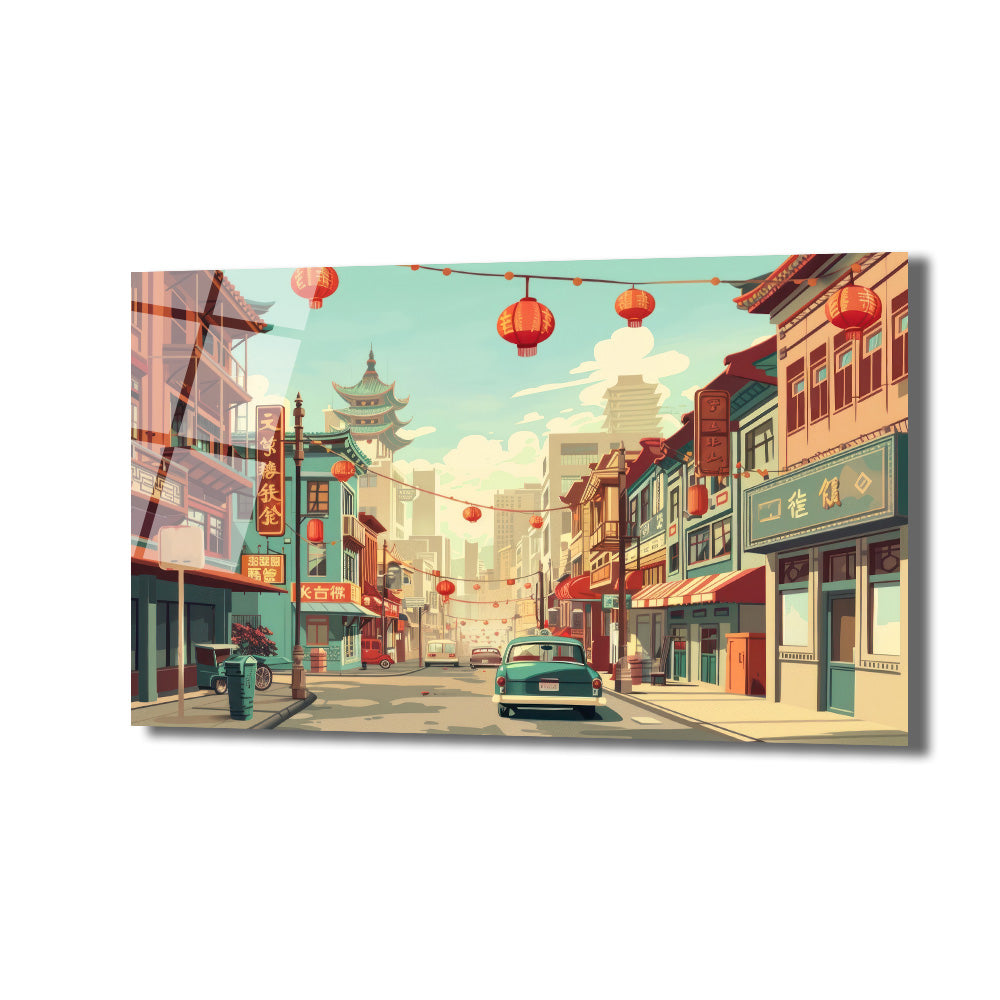Kırmızı fenerlerle süslü, hareketli bir Uzak Doğu şehir sokağını gösteren sanatsal cam tablo. Pastel tonlarda binalar, pagoda mimarisi ve retro tarzda arabalar dikkat çekiyor.