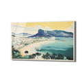 Geniş açıyla çekilmiş, Rio de Janeiro veya benzeri tropikal bir sahil şehrini gösteren, vintage poster tarzında çizilmiş bir cam tablo. Ön planda palmiyeler, altın rengi kumsalda yürüyen insanlar, turkuaz denizde yüzen bir tekne ve kumsala paralel uzanan beyaz binalar var. Arka planda ise yemyeşil dağlar ve açık mavi gökyüzü altında beyaz bulutlar görülüyor.