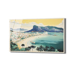 Geniş açıyla çekilmiş, Rio de Janeiro veya benzeri tropikal bir sahil şehrini gösteren, vintage poster tarzında çizilmiş bir cam tablo. Ön planda palmiyeler, altın rengi kumsalda yürüyen insanlar, turkuaz denizde yüzen bir tekne ve kumsala paralel uzanan beyaz binalar var. Arka planda ise yemyeşil dağlar ve açık mavi gökyüzü altında beyaz bulutlar görülüyor.