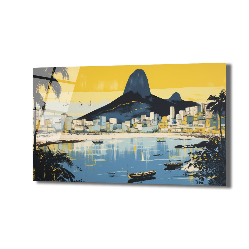 Rio de Janeiro'nun gün batımı manzarasını gösteren, sarı gökyüzü, mavi deniz ve koyu renkli dağ silüeti ile şehir binalarının yansıdığı modern çizim cam tablo. Sahilde palmiye ağaçları ve denizde tekneler görülüyor.