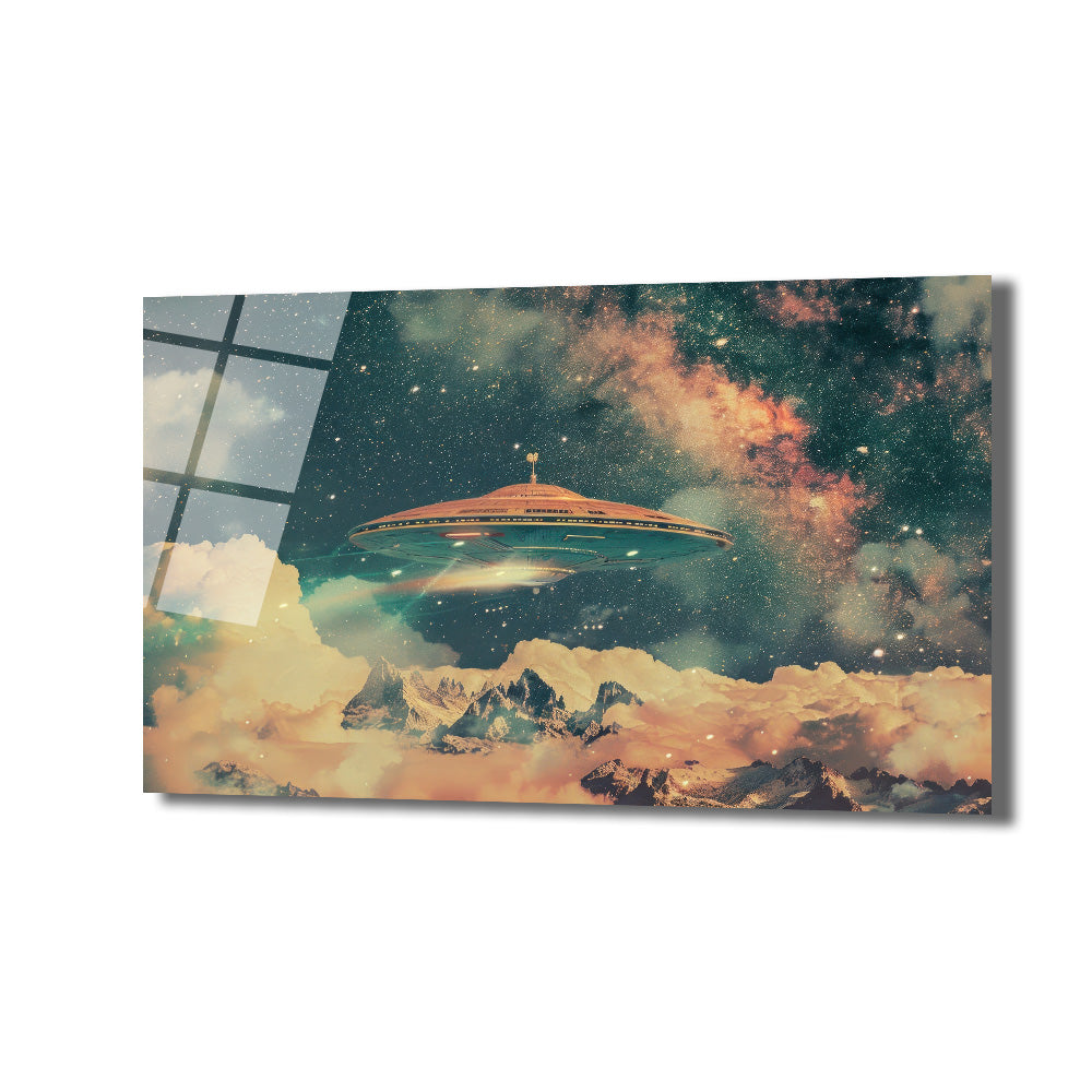 Yıldızlı ve nebulalı uzayda, karla kaplı dağlar ve bulutlar üzerinde uçan bir UFO'yu gösteren sanatsal cam tablo.