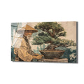 Geleneksel kıyafetler içinde hasır şapkalı yaşlı bir Japon bonsai ustası, zarif bir bonsai ağacını özenle budarken gösteren sanatsal bir cam tablo. Arka planda soluk mavi ve bej tonlarında soyut bir duvar dokusu yer alıyor.