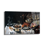 Beyaz masa örtüsü üzerinde gümüş sürahi, şarap kadehi, hindi, midye, pasta, ekmek ve üzüm gibi yiyeceklerin bulunduğu Hollanda Altın Çağı tarzı zengin bir ziyafet sofrası natürmort cam tablo.