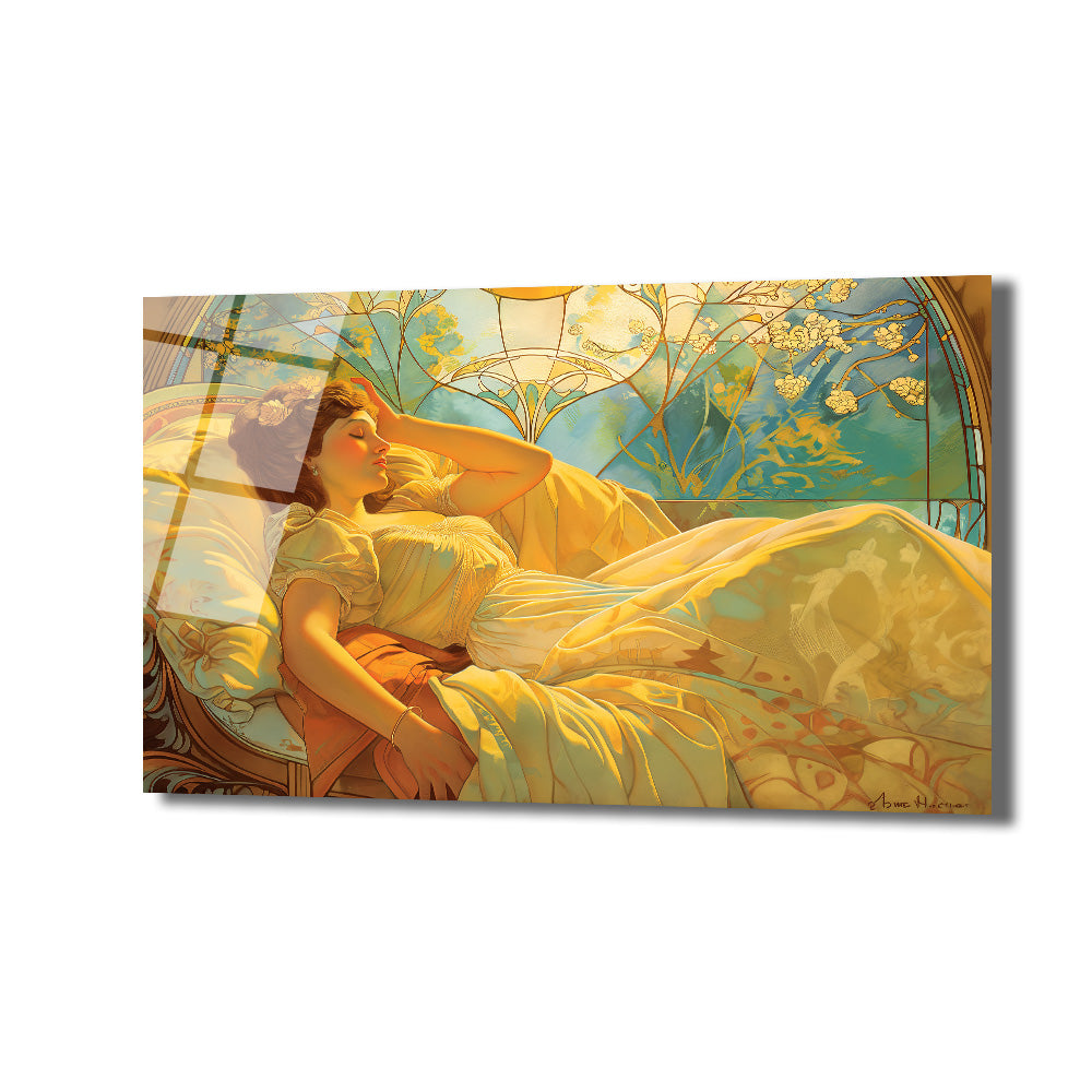 Art Nouveau tarzında, altın sarısı ve turkuaz tonlarında, yatakta uyuyan veya dinlenen bir kadını gösteren, arkasında çiçekli vitray pencere motifleri olan cam tablo.