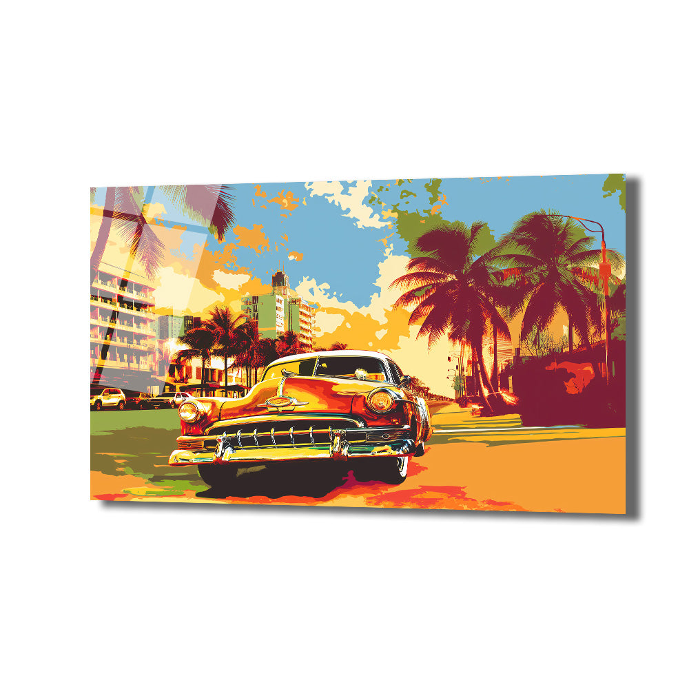 Gün batımında palmiye ağaçları ve Art Deco tarzı binalarla dolu bir sahil caddesinde duran, pop art stiliyle resmedilmiş, turuncu ve kırmızı tonlarda klasik bir Amerikan arabasının önden görünümü.
