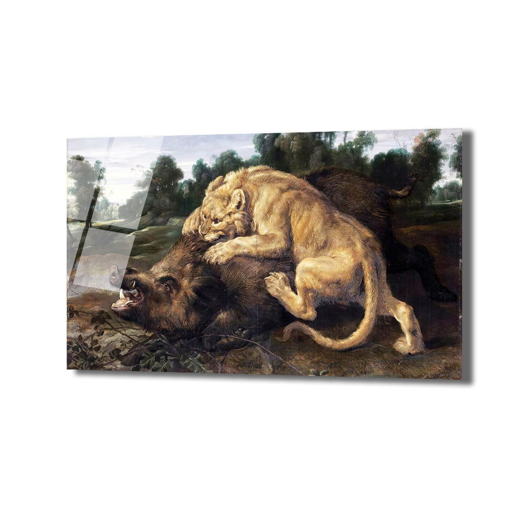 Yeşil ağaçlarla çevrili ormanlık alanda bir aslanın yaban domuzunu avlarken gösterildiği klasik tarzda dramatik bir tablo. Aslan, domuzun sırtına pençelerini geçirmiş, domuz ise ağzı açık, dişleri meydanda direniyor. Güçlü bir hayvan mücadelesi sahnesi, kahverengi, altın ve yeşil tonlar hakim.