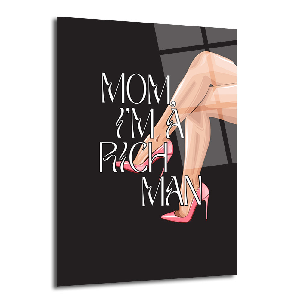 Siyah arka planda, pembe topuklu ayakkabılar giymiş, çapraz duran kadın bacakları ve beyaz renkte 'Mom I'm A Rich Man' yazısı bulunan modern cam tablo.