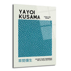Yayoi Kusama'nın Tokyo 1998 sergisini tanıtan, açık bej zemin üzerinde turkuaz renkli sonsuz ağ desenine sahip minimalist bir cam tablo.