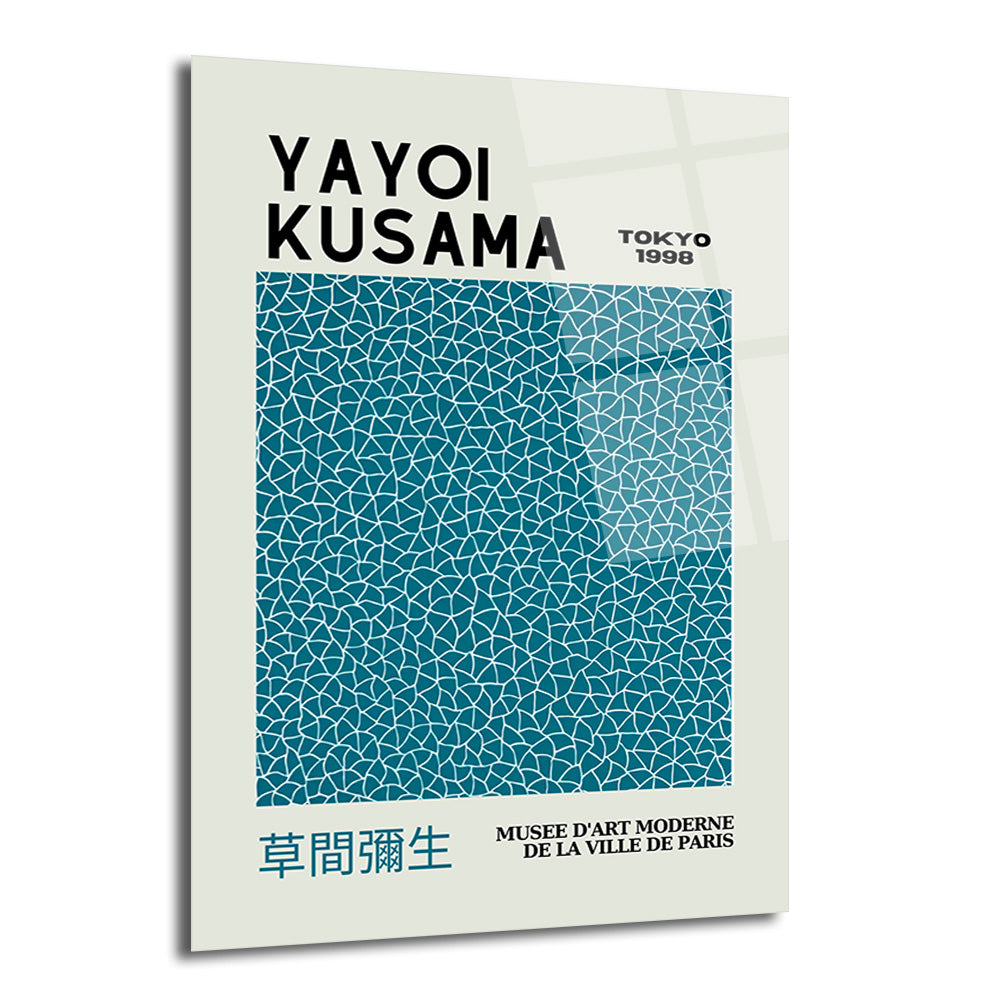 Yayoi Kusama'nın Tokyo 1998 sergisini tanıtan, açık bej zemin üzerinde turkuaz renkli sonsuz ağ desenine sahip minimalist bir cam tablo.