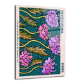 Yayoi Kusama'nın 'Flowers 2002' eserinden ilham alan, pembe ve mor tonlarında soyut çiçekler ile yeşil yaprak ve dalların koyu teal bir arka plan üzerinde yer aldığı, modern ve canlı renkli cam tablo.
