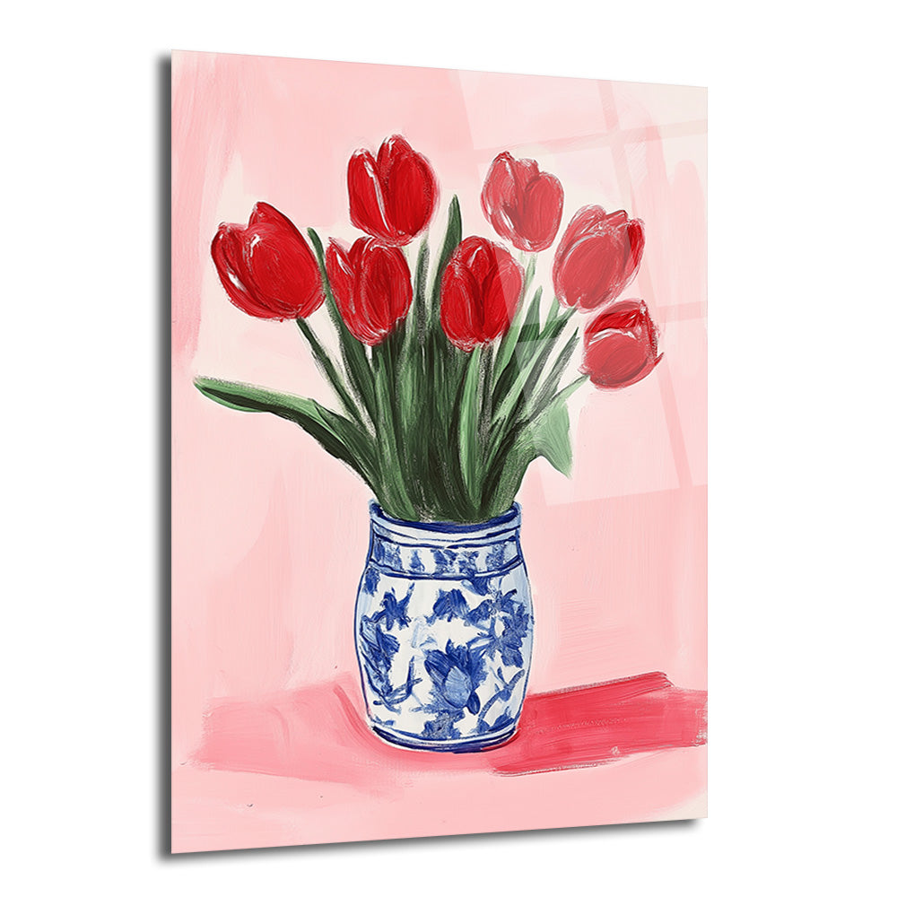 Pembe arka plan üzerinde mavi beyaz desenli bir vazoda duran canlı kırmızı lalelerin yer aldığı sanatsal cam tablo.