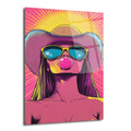 Kovboy şapkası ve güneş gözlüğü takmış, pembe baloncuk sakız çiğneyen, canlı pembe ve sarı tonlarda pop art tarzı bir kadın portresi cam tablo.