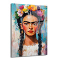 Renkli çiçeklerden taç takmış, örgü saçlı ve belirgin kaşlı Frida Kahlo'nun yağlı boya tekniğiyle yapılmış canlı ve modern portre cam tablosu. Arka plan soyut mavi ve beyaz fırça darbeleriyle hareketli.