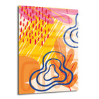 Canlı sarı, turuncu, pembe, kırmızı ve mavi tonlarında soyut desenler içeren modern bir cam tablo. Arka planda bej rengi, ön planda ise eğri mavi çizgiler, damla benzeri kırmızı şekiller ve yaprak formları bulunuyor.