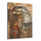 Antik Mısır tarzında, şahin başlı tanrı Horus'u gösteren detaylı ve renkli bir kabartma. Horus figürü, altın, mavi ve yeşil tonlarında süslemelerle bezeli olup, arkasında kahverengi ve pas tonlarında yıpranmış bir taş duvar dokusu bulunmaktadır. Sanatsal bir dokunuşla antik bir eserin modern bir cam tabloya yansıması.