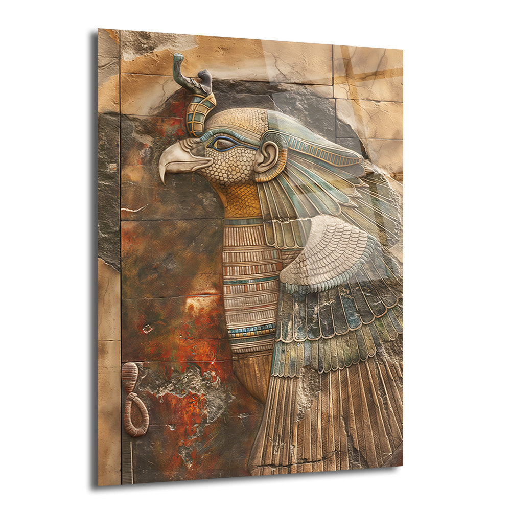 Antik Mısır tarzında, şahin başlı tanrı Horus'u gösteren detaylı ve renkli bir kabartma. Horus figürü, altın, mavi ve yeşil tonlarında süslemelerle bezeli olup, arkasında kahverengi ve pas tonlarında yıpranmış bir taş duvar dokusu bulunmaktadır. Sanatsal bir dokunuşla antik bir eserin modern bir cam tabloya yansıması.
