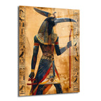 Antik Mısır tanrısı Thoth'un ibis başlı figürünün koyu renkler ve altın detaylarla modern bir yorumunu gösteren cam tablo. Figür ankh ve asa tutuyor, arka planda hiyeroglifler var.