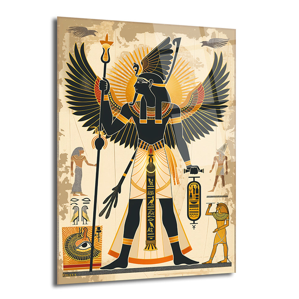 Kanatları açık, başında güneş diski ve uraeus bulunan, elinde asa ve ankh tutan, siyah tenli ve altın sarısı aksesuarlı, Antik Mısır mitolojisinden bir tanrıyı (Horus/Ra) tasvir eden figürün yer aldığı cam tablo. Arka planda hiyeroglifler, kuşlar ve küçük insan figürleri bulunmakta, genel renkler bej, siyah ve altın sarısıdır.