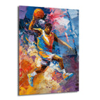 Canlı renklerle soyut ve enerjik bir üslupla tasvir edilmiş, basketbol topuyla zıplayan bir basketbolcuyu gösteren cam tablo. Yoğun fırça darbeleri ve dokulu yüzey, figürün hareketini ve dinamizmini vurgular. Mavi, turuncu, kırmızı ve mor tonları hakimdir.