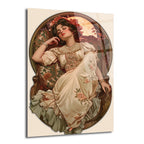 Art Nouveau tarzında, şık bir koltukta oturan, gözleri kapalı, rüya gibi bir ifadeye sahip zarif bir kadın figürünün pastel tonlarda çizimi. Saçında ve elbisesinde çiçek detayları mevcut, arka planda dairesel ve süslü bir çerçeve bulunuyor.